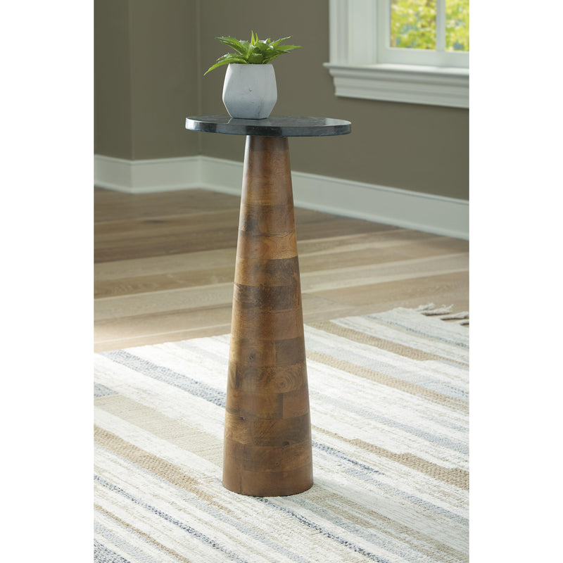 Signature Design by Ashley Quinndon Accent Table A4000633 IMAGE 3